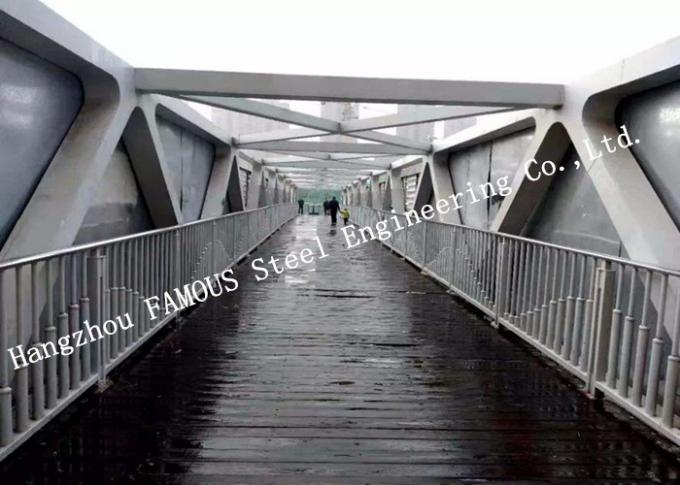 De gemakkelijke Installatie Geprefabriceerde Voetbrug van Skywalk van de Staalstructuur 0