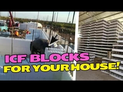 Twee verdiepingen flats met een modern dak, buitenmuur en carport.